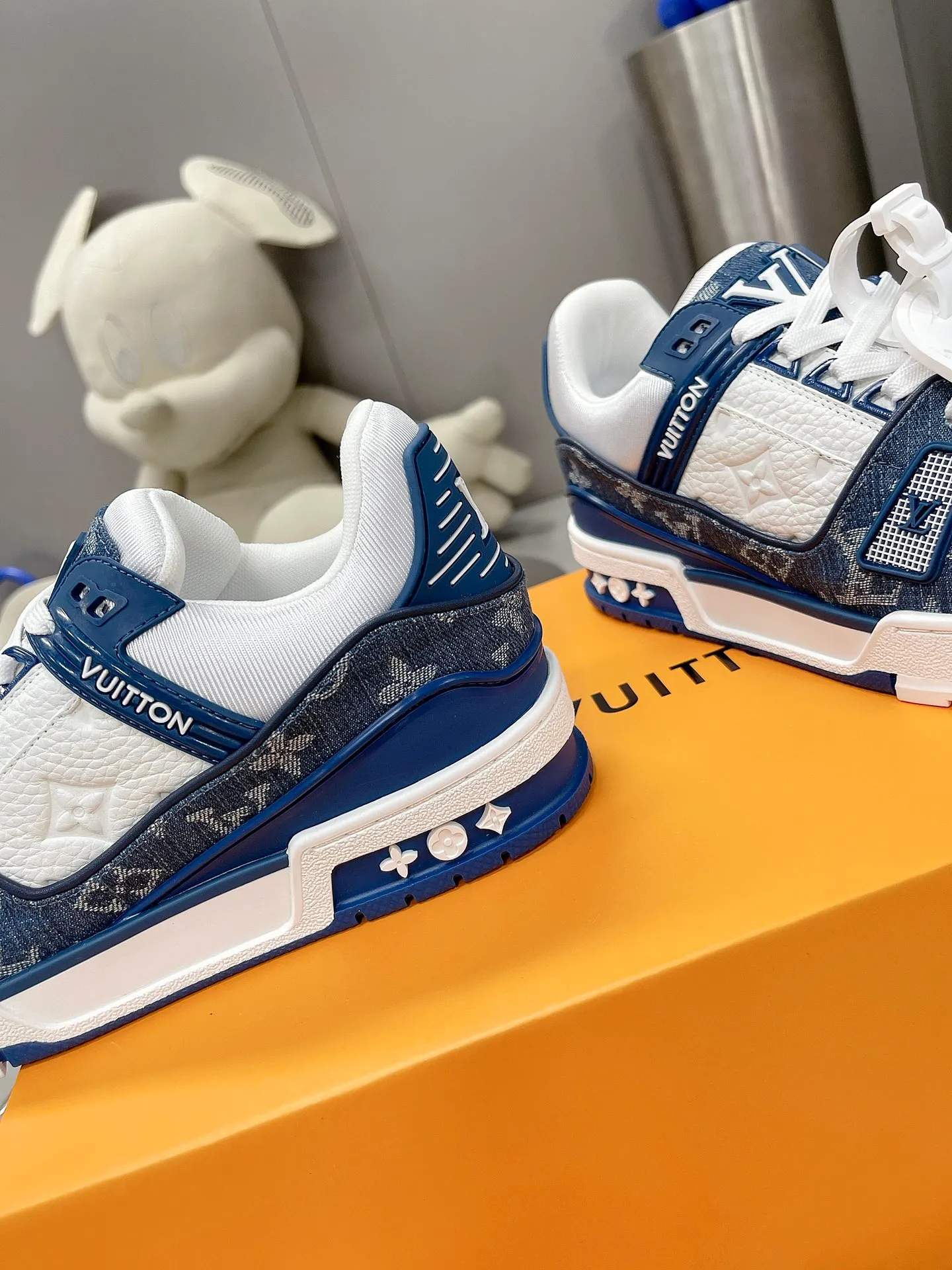 👟👟Ex-factory price 840👟👟The highest version on the Internet⚠️Feel free to compare! 2021🔥New model, purchase quality LV~Louis Vuitton by Virgin Abloh’s best-looking sneakers, Donkey Brand strongly recommends new products, official website limited edition retro basketball sneakers! Both high and low tops cost money to purchase 1:1 accurate replicas of the originals. The details are invincible, full of sincerity, imported custom-made original cowhide, the original package method is the same, the details are 100% restored, and the private model customized the original one-piece T👟👟factory price U outsole, which is different from other brands. Without the original version, this effect cannot be achieved! 35-45 (46 is custom-made and non-refundable) Some colors are available in women’s styles